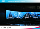 Εσωτερικό πλήρες χρώμα SMD2121 P4mm που διαφημίζει την οθόνη των κυρτών τηλεοπτικών οδηγήσεων για τις λεωφόρους αγορών
