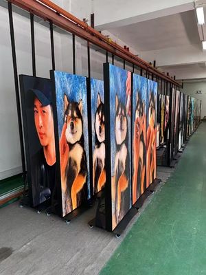 Η σειρά IP είναι ευέλικτη 640x1920mm εσωτερική αφίσα LED με υψηλό ρυθμό ανανέωσης και ασύρματο έλεγχο.